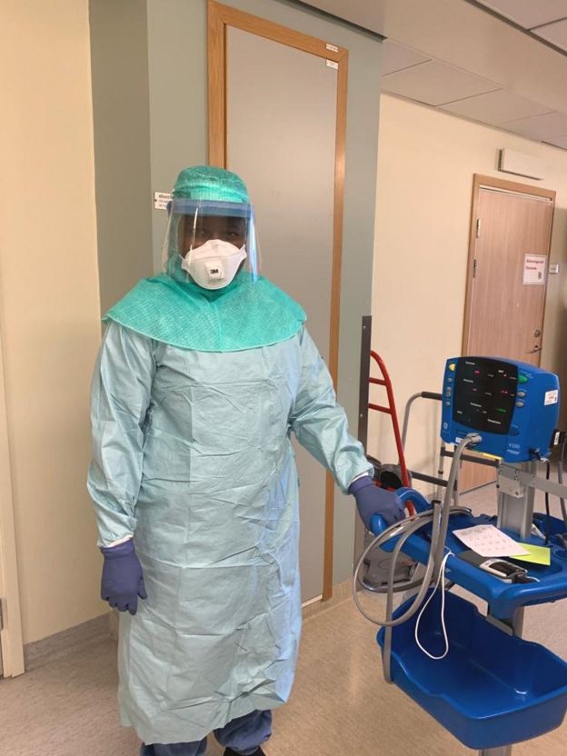 Khady Ndoye en équipements de protection complet