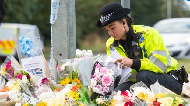 Homage to the UK Police Force - Page 2 _108836473_tributesscene
