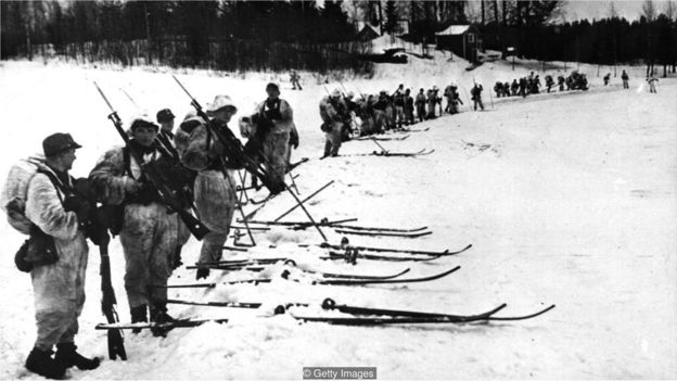 Las tropas soviéticas eran mucho más numerosas que las finlandesas en la Guerra del Invierno, de 1939 a 1940. En esta fotografía de octubre de 1939 se ve a soldados finlandeses cerca de la frontera con Rusia. (Foto de Hulton Archive/Getty Images)