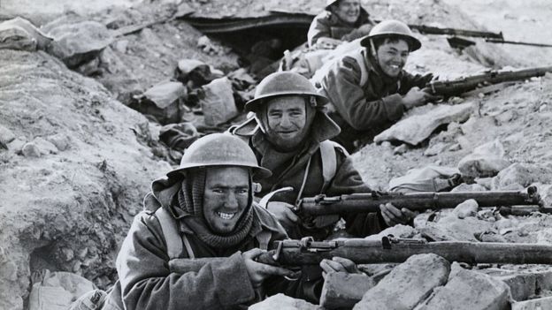 soldados británicos en una trinchera combate de Bardia