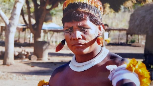 Tapí Yawalapiti, um jovem da etnia Yawalapiti, usa roupas e pinturas tradicionais de seu povo