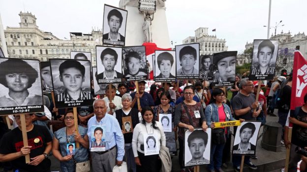 Manifestantes con imágenes de las víctimas de las matanzas de Barrios Altos y La Cantuta.