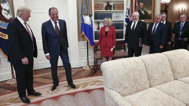 Un sonriente Donald Trump recibió al canciller ruso, Sergei Lavrov, y al embajador ruso en EE.UU., Sergei Kislyak. en la Casa Blanca el 10 de mayo.