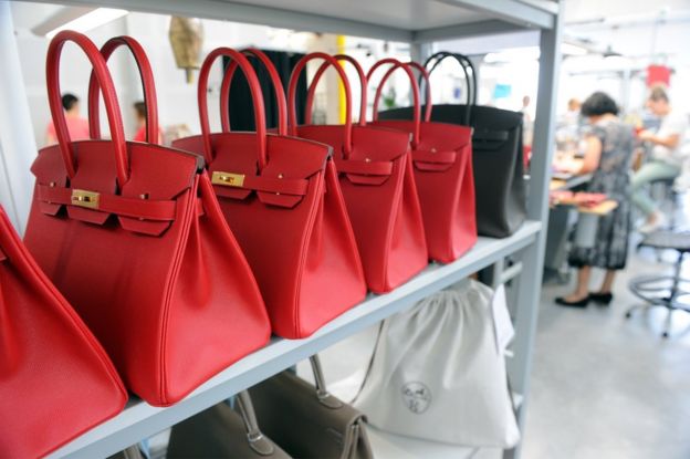 Bolsos Birkin de Hèrmes en la Maroquinerie de la Tardoire, la fábrica de la marca en Montbron, suroeste de Francia. (Foto: MEHDI FEDOUACH/AFP/Getty Images)