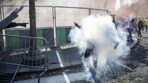 Manifestante envolvo em uma nuvem de gás lacrimogêneo, em protesto dos 'coletes amarelos', na França