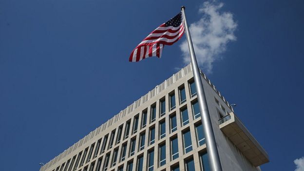La bandera de EE.UU. ondea junto a la embajada en La Habana.