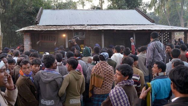 ২০১৫ সালে রাজশাহীতে আহমদীয়াদের একটি মসজিদে আত্মঘাতী বোমা বিস্ফোরণের পর স্থানীয় লোকজনের ভিড়।