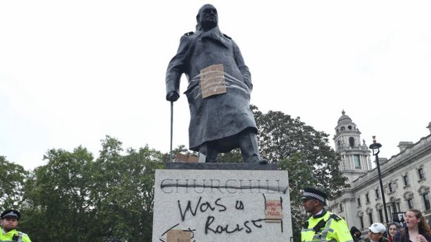 Graffiti a Winston Churchill-szoboron, a Black Lives Matter tiltakozási gyűlése során a Parlament téren, Westminster, London