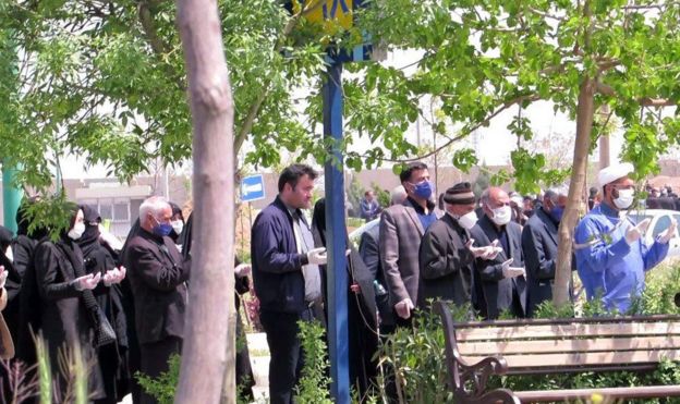 تدفین قربانیان کرونا در ایران