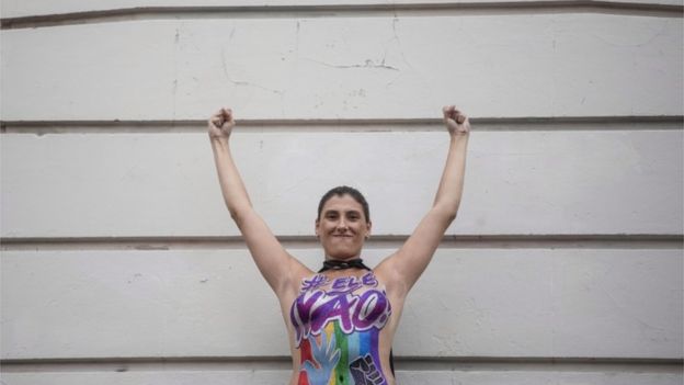 Mulher em ato contra Bolsonaro