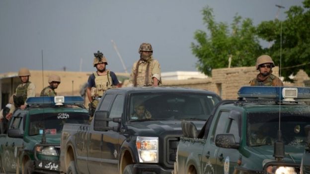 Personal de seguridad en la base militar.