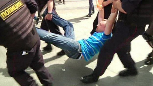 Ativista gay preso em manifestação em Grozny, na Chechênia