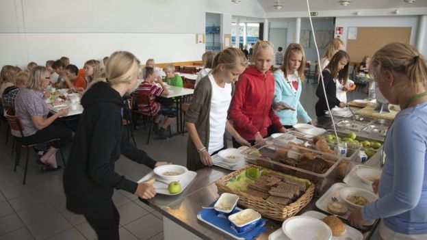เด็ก ๆ ในฟินแลนด์จะได้รับประทานอาหารกลางวันที่มีประโยชน์ต่อร่างกายฟรีที่โรงเรียน