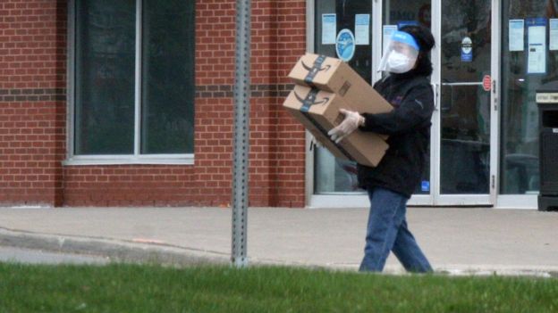 Entrega de Amazon mascarillas y guantes.