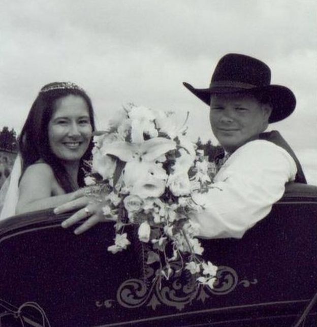 Fotografia antiga de Nicole Evans e seu marido, no dia do casamento
