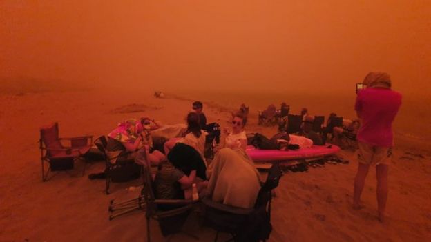 Locals evacuated to the beach at Bateman's Bay in New South Wales