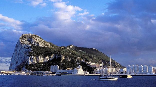 صخره جبل‌الطارق، این کشور جزو قلمرو بریتانیا و هم مرز با اسپانیا است