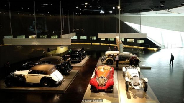 Museu dedicado à cultura automotiva, com carros clássicos, no sul da Alemanha