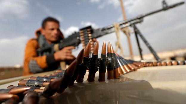 Un rebelde hutí vigila con su arma sobre un vehículo cerca de la capital yemení, Saná.