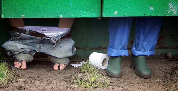 Gente en el baño del Festival Glastonbury