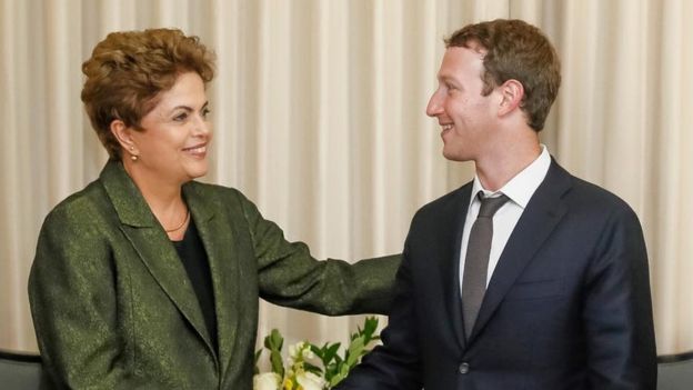 Foto reproduzida no perfil de Mark Zuckerbeg mostra Dilma e fundador do Facebook juntos