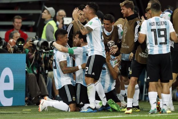 El abrazo de Messi con Rojo refleja la importancia del gol de la clasificación.