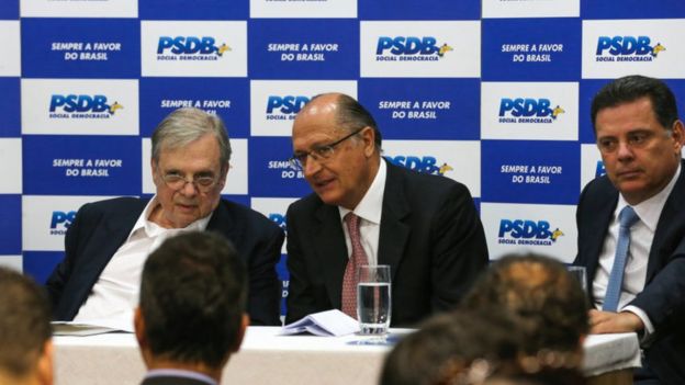 Tasso Jereissati, Geraldo Alckmin e Marconi Perillo em frente a painel do PSDB
