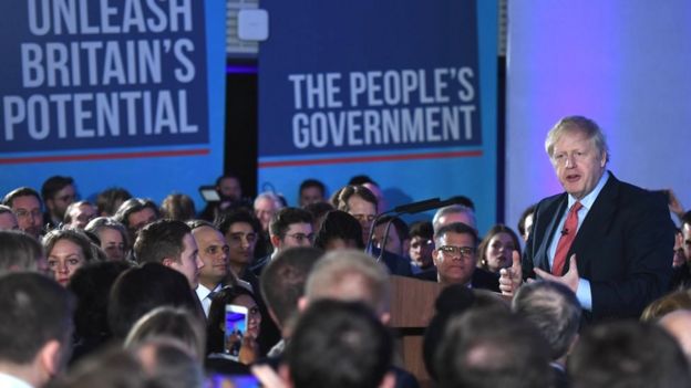 Boris Johnson sul podio tiene un discorso al centro QE2 nel centro di Londra