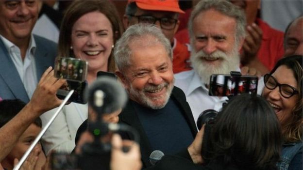 Lula é libertado em Curitiba