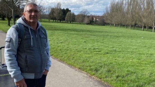 Wanderley Barros durante visita a filho e neto em Londres