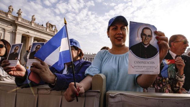 Feligreses presentes en la canonización de monseñor Romero