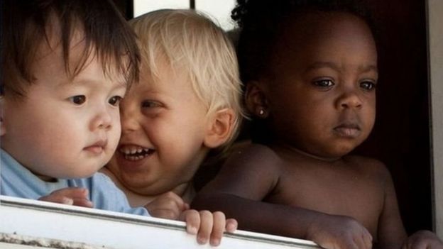 Watoto wa rangi tofauti wakimwangalia rais Obama