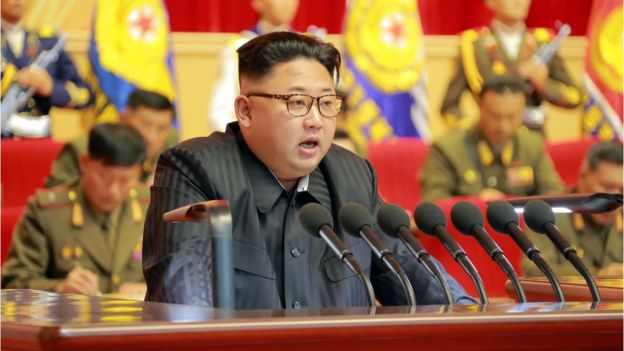 O líder da Coreia do Norte Kim Jong-un discursa perante diversos microfones