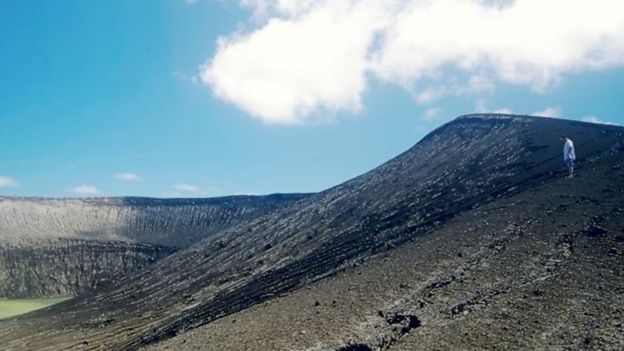 Un hombre parado en el terreno volcánico de la isla. (Foto: Gianpiero Orbassano)