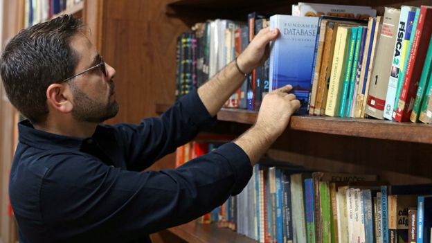 Jo&atilde;o Carlos retira livro de prateleira