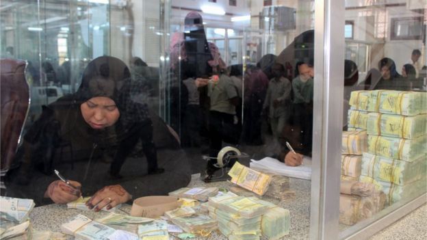 عاملة بنك في اليمن
