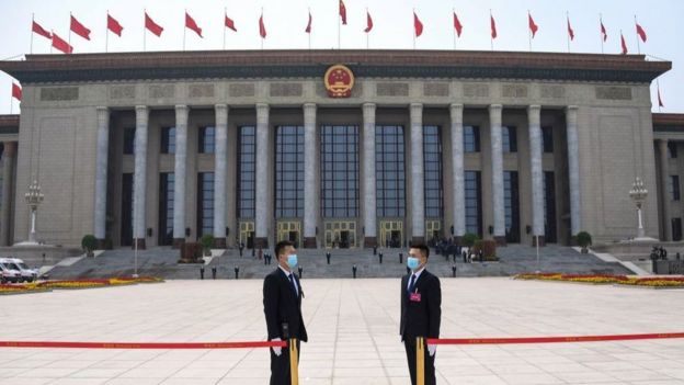 大会开幕前，安保人员在北京大会堂外站岗。