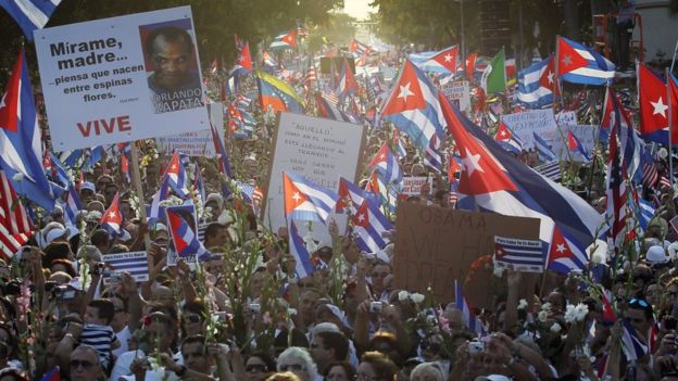 Una protesta en Miami en 2010 en apoyo al movimiento opositor cubano, Las Damas de Blanco.