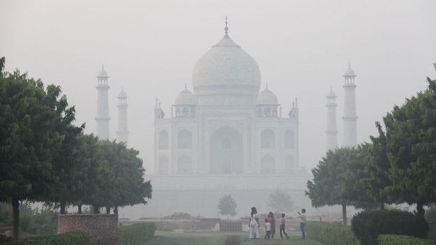 O Taj Mahal encoberto por uma camada de ar densa e branca