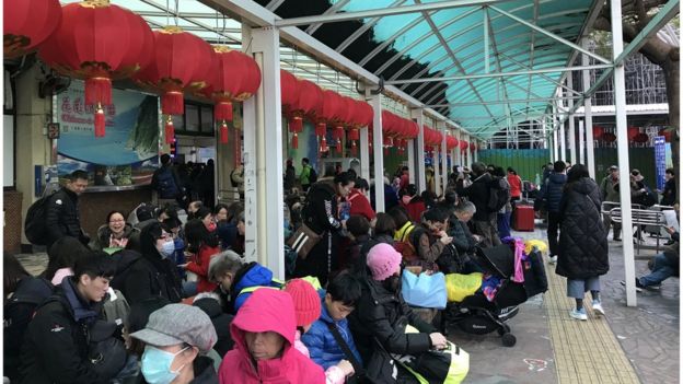 許多旅客在花蓮車站前等待候位補票回台北，其中包含不少大陸客家庭。