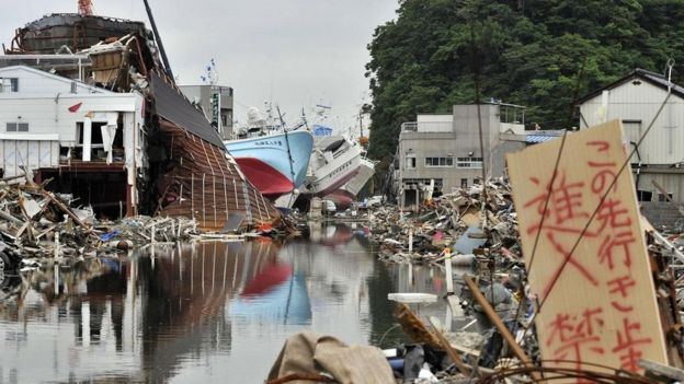 Escena de devastación tras el terremoto de Japón de 2011