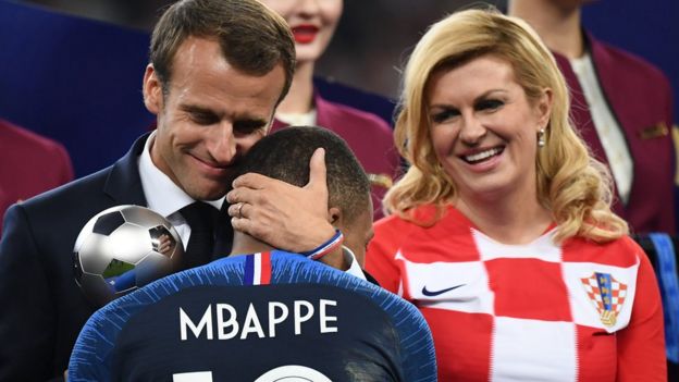 Macron abrazando a MBappé.