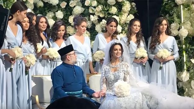 Imagen que muestra al sultán contrayendo matrimonio.