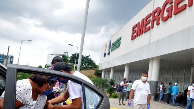 Familiares frente a un hospital en Guayaquil.