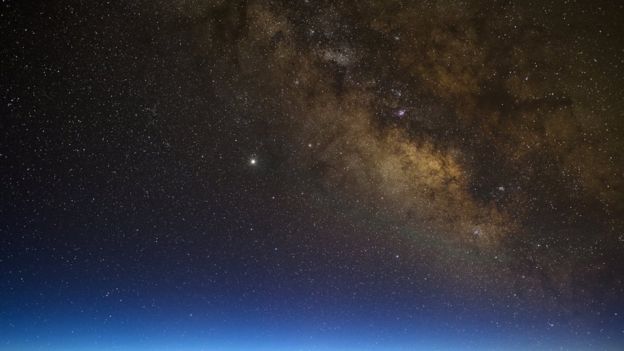 La Vía Láctea fotografiada al anochecer en la Tierra.