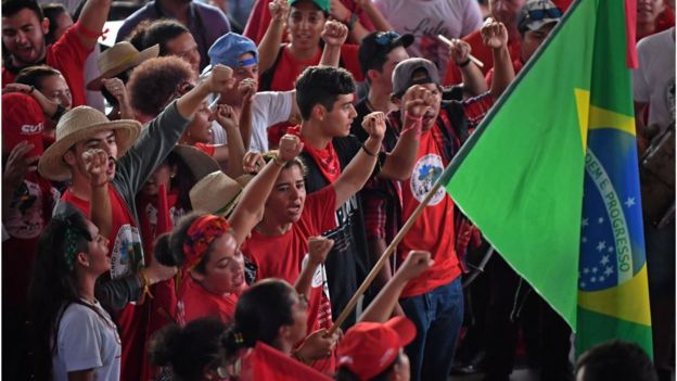 Militantes en favor de Lula