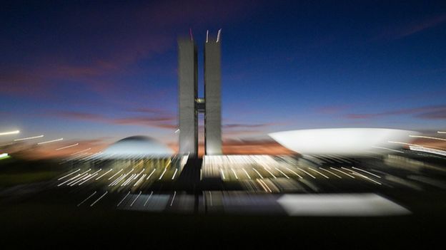Foto com tremor e rastros de luz mostra Congresso Nacional no amanhecer