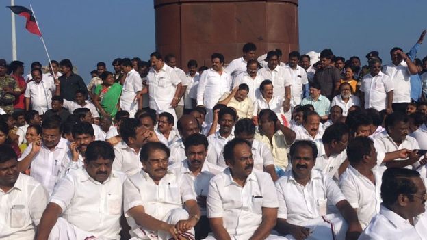 ஸ்டாலின் தலைமையில் திமுக சட்டமன்ற உறுப்பினர்கள் மெரினா கடற்கரையில் தர்ணா