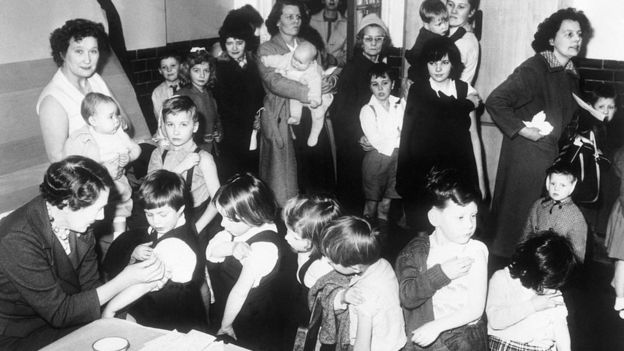 Niños reciben vacunas contra la viruela en 1962