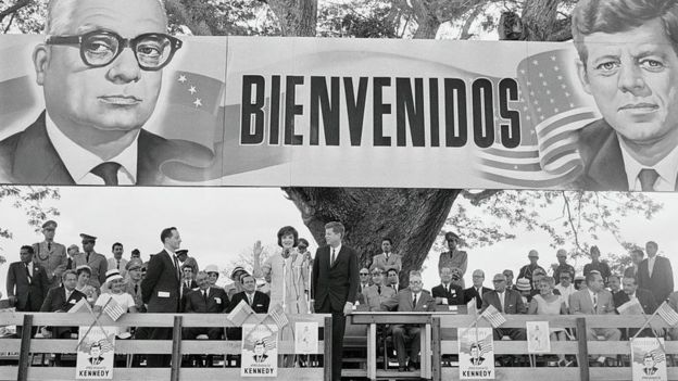 Jacqueline y JF Kennedy en un evento en Venezuela